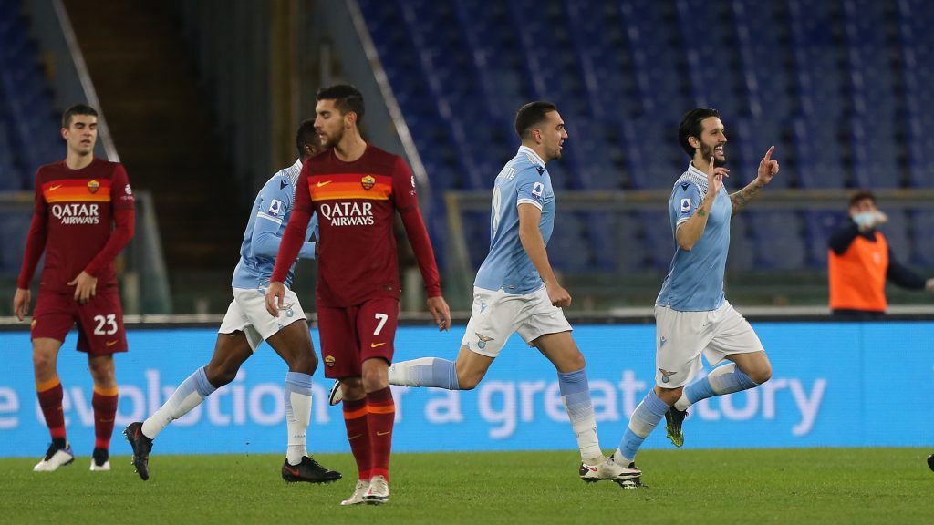 Luis Alberto della Lazio festeggia davanti ad uno sconsolato Lorenzo Pellegrini della Roma