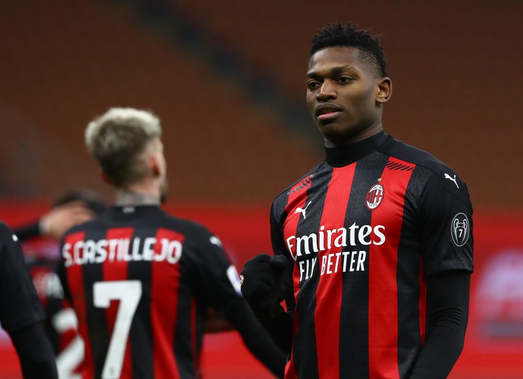 Rafael Leao esulta dopo il goal al Torino; sullo sfondo Castillejo