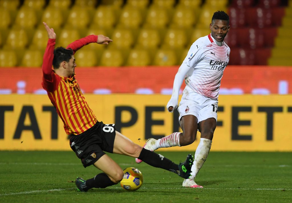 Rafael Leao contrastato da Federico Barba durante Benevento-Milan