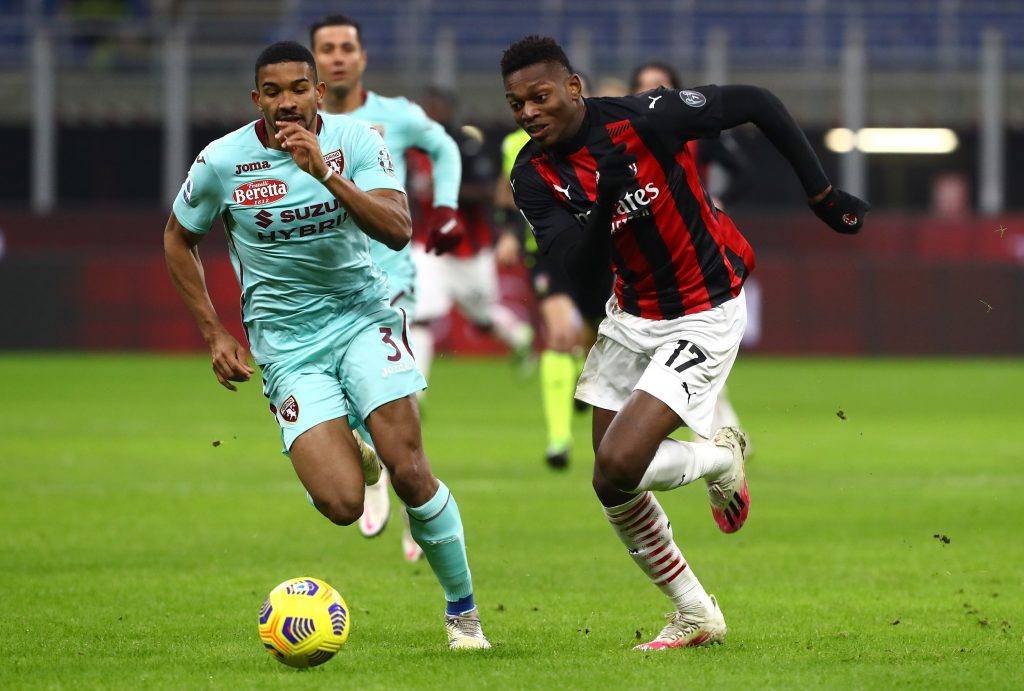 Rafael Leao del Milan a contrasto con Bremer del Torino
