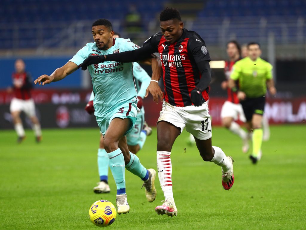Rafael Leao del Milan a contrasto con Bremer del Torino