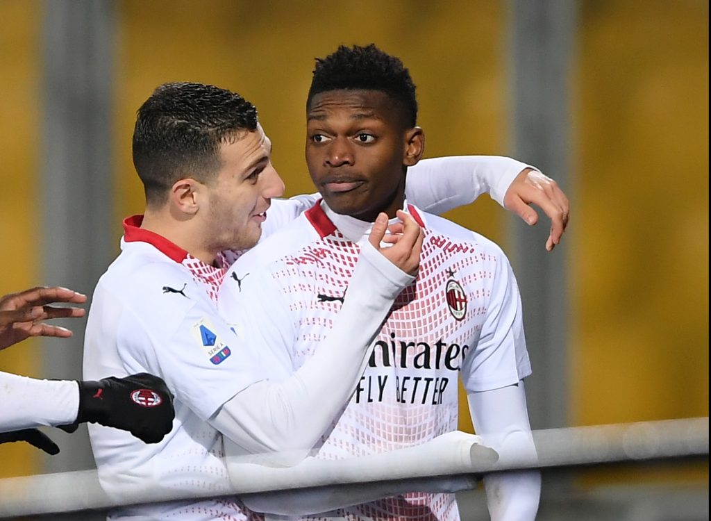 Diogo Dalot abbraccia il connazionale Rafael Leao dopo il goal al Benevento