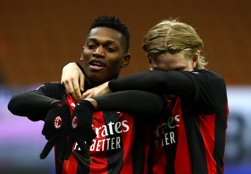 Rafael Leao esulta dopo il goal al Torino abbracciato da Jens Petter Hauge