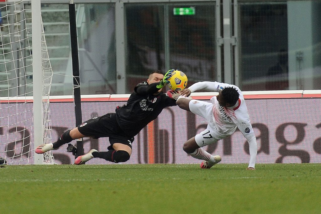 Skorupski in uscita anticipa Leao fermato con un fallo da Dijks