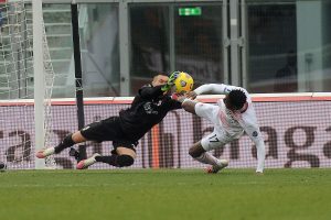 Skorupski in uscita anticipa Leao fermato con un fallo da Dijks