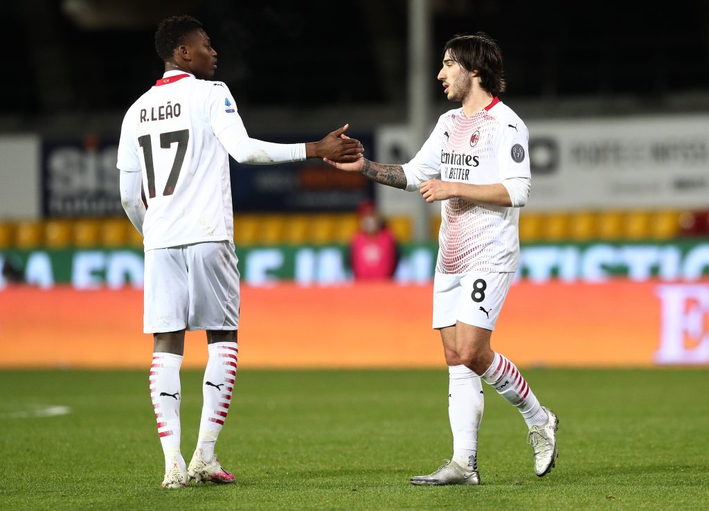 Rafael Leao dà il cinque al compagno Sandro Tonali durante Benevento-Milan