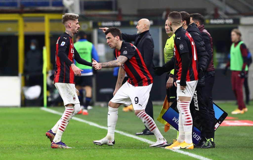 Mario Mandzukic al suo primo ingresso in campo con la maglia del Milan; al suo fianco Rebic