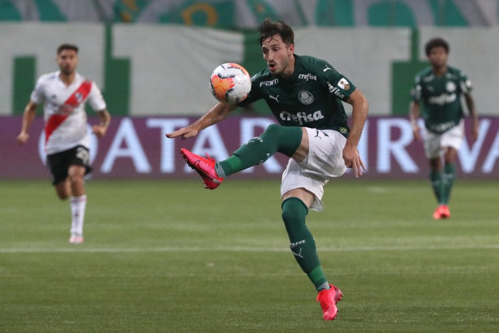 Matías Viña in azione con la maglia del Palmeiras