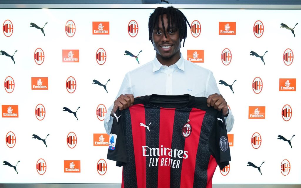 Meité posa con la maglia del Milan