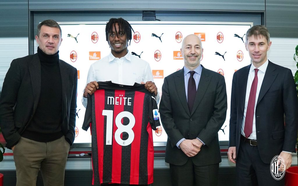 Meité posa con la maglia del Milan assieme a Maldini, Gazidis e Massara