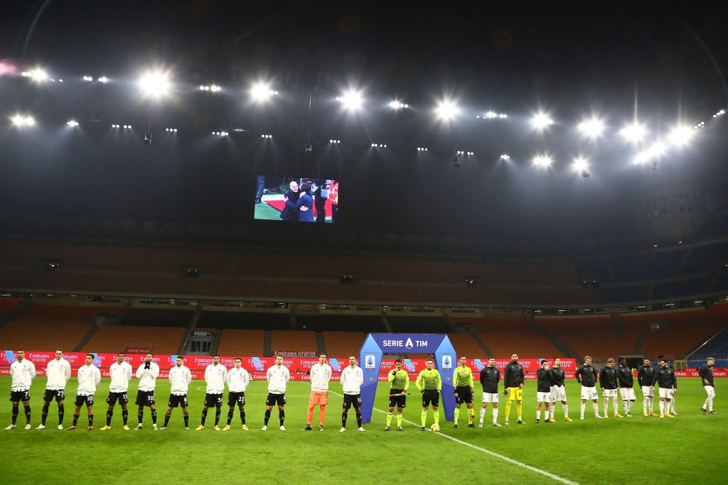 Le squadre di Milan e Juventus schierate al centro del prato di San Siro