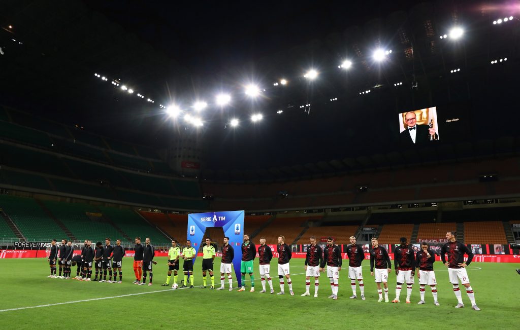Le squadre di Milan e Juventus schierate al centro del prato di San Siro
