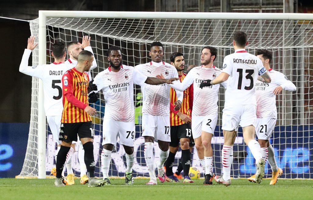 I festeggiamenti del Milan dopo il rigore trasformato da Kessie a Benevento