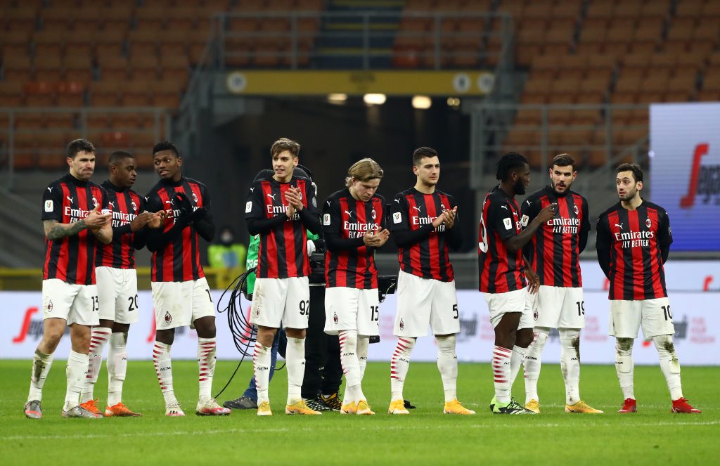 I calciatori del Milan al centro del campo durante i calci di rigore contro il Torino