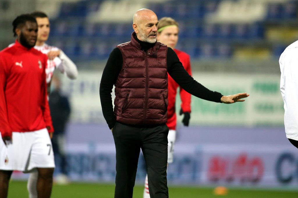 Stefano Pioli, tecnico rossonero, segue l'allenamento pre partita dei calciatori del Milan a Cagliari