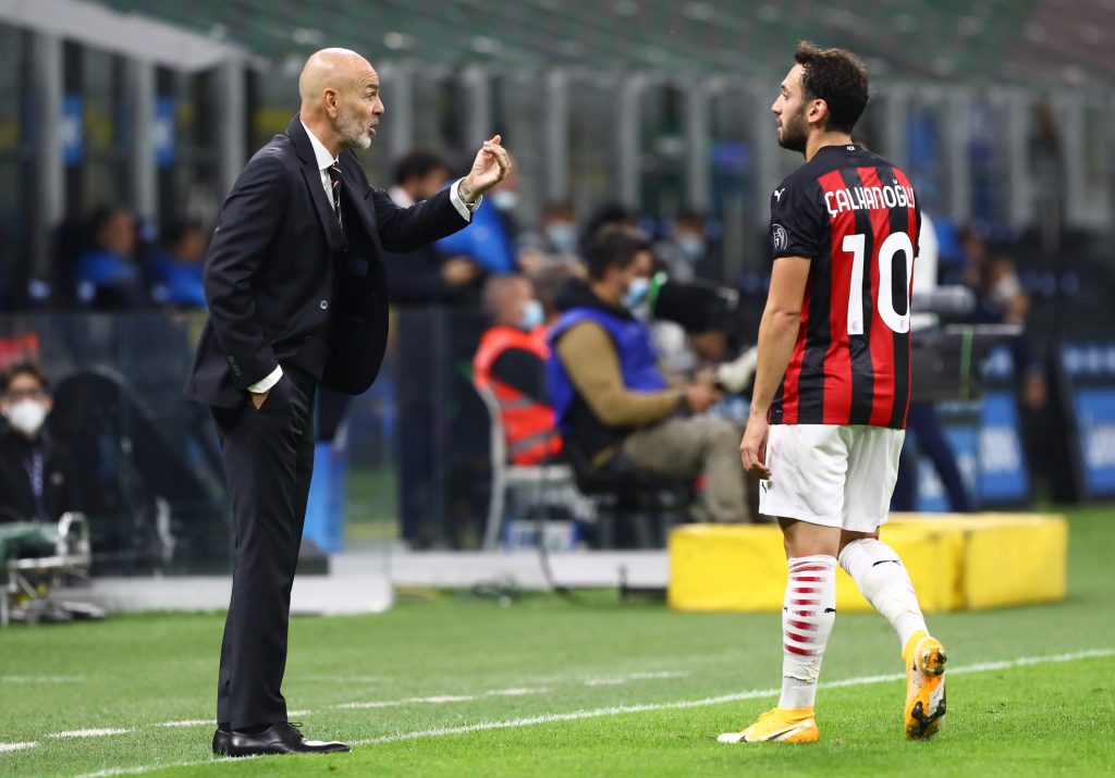 Stefano Pioli, tecnico del Milan, con il 10 rossonero Calhanoglu