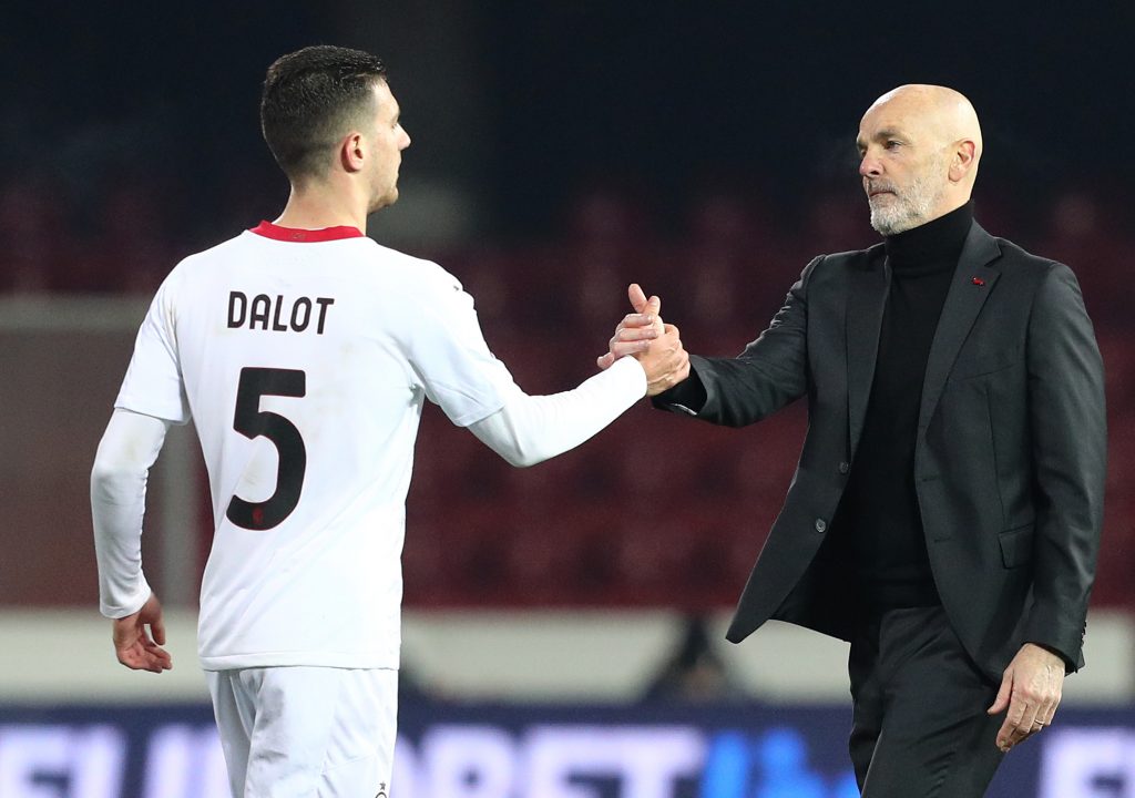Stefano Pioli stringe la mano a Diogo Dalot, terzino del Milan