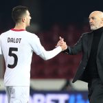 Stefano Pioli stringe la mano a Diogo Dalot, terzino del Milan
