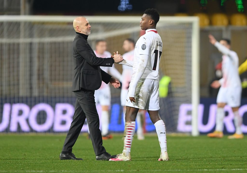 Stefano Pioli, tecnico del Milan, si complimenta con l'attaccante rossonero Rafael Leao