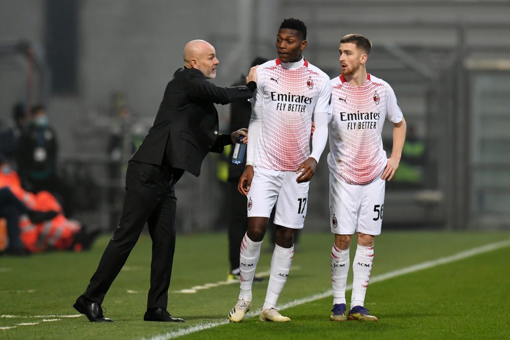 Stefano Pioli, tecnico del Milan, con Rafael Leao e Alexis Saelemaekers