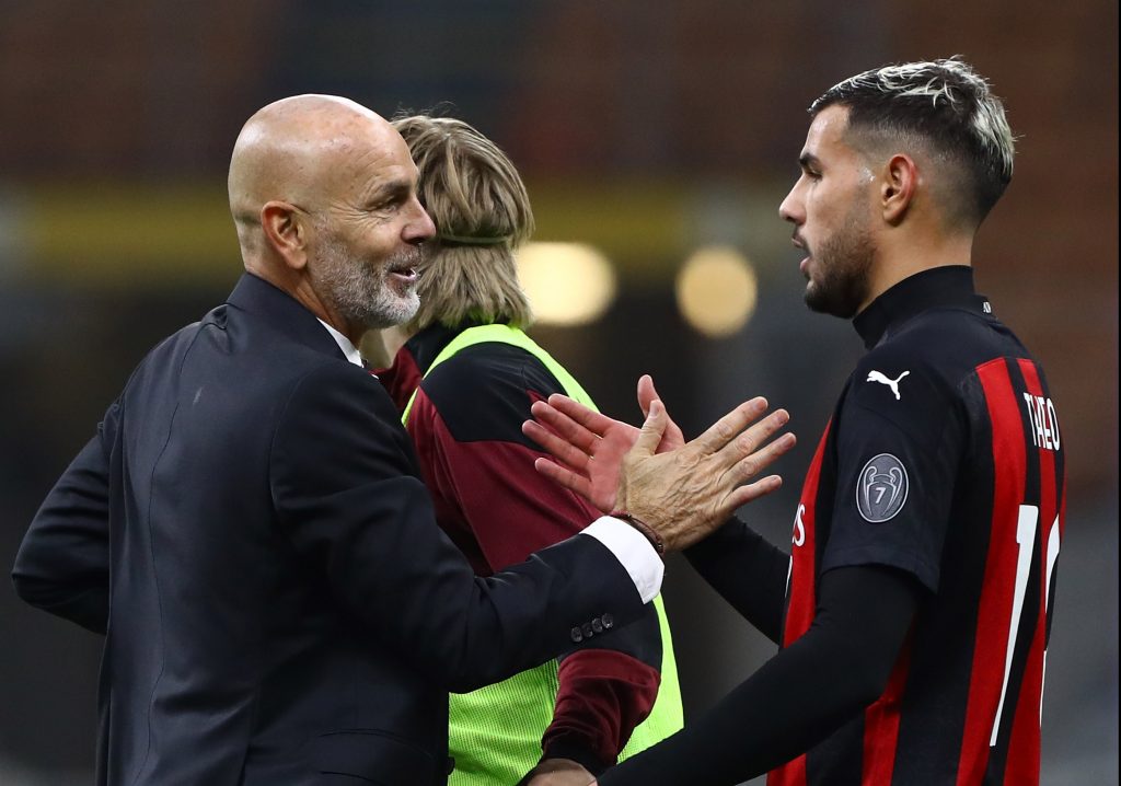 Stefano Pioli si complimenta con Theo Hernandez