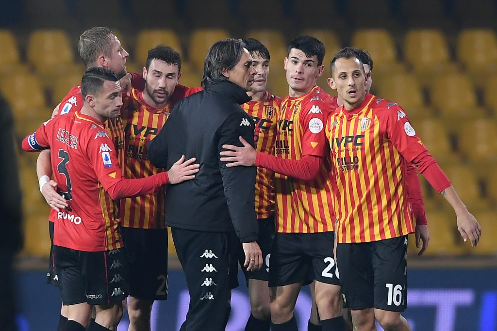 Pippo Inzaghi, tecnico del Benevento, abbraccia i suoi calciatori
