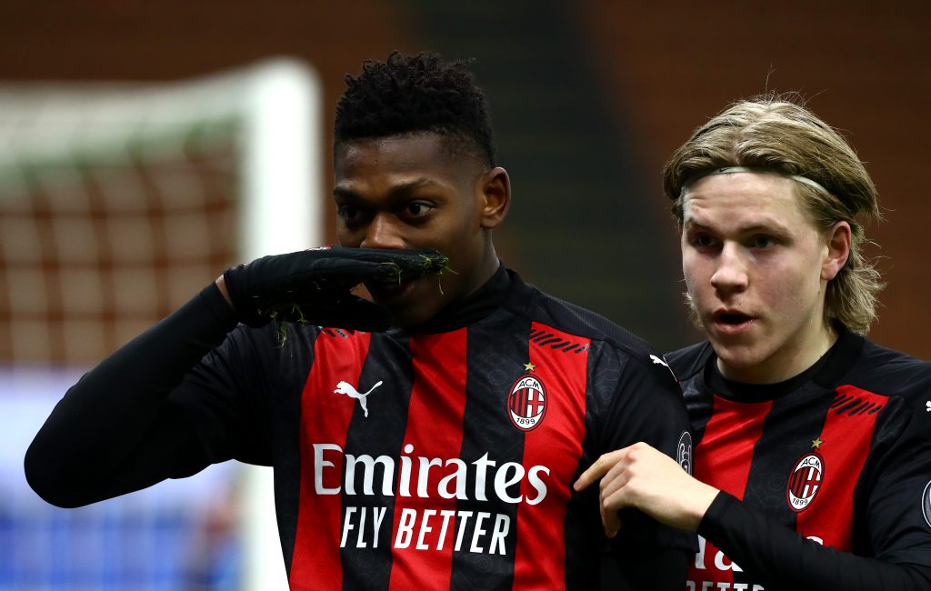 Rafael Leao esulta dopo il goal al Torino abbracciato da Jens Petter Hauge