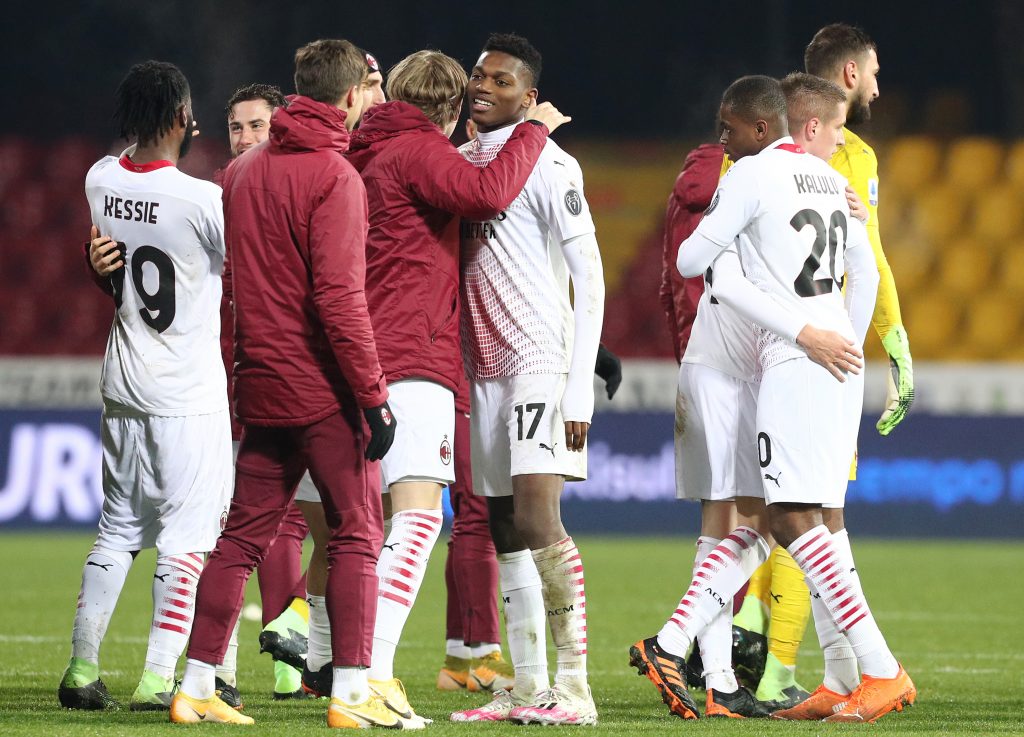 Il Milan festeggia la vittoria sul Benevento.