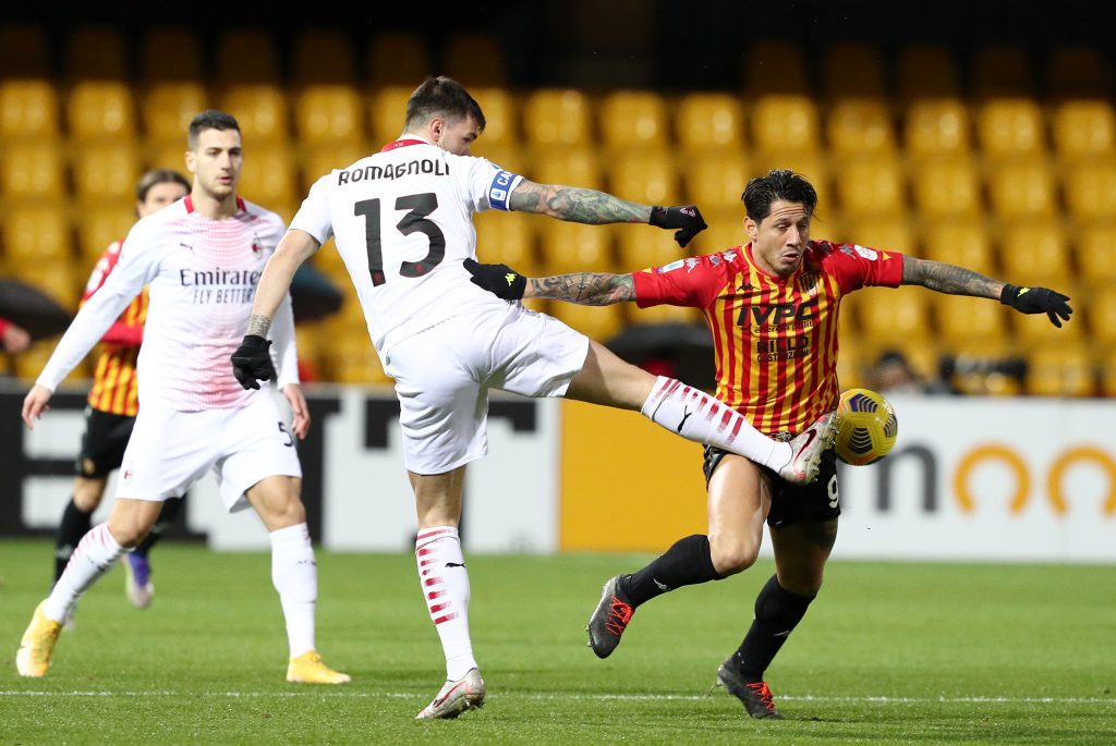 Gianluca Lapadula del Benevento tenta di sfuggire ad Alessio Romagnoli, capitano del Milan