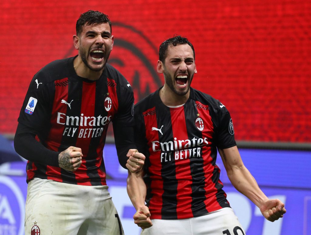 Theo Hernandez e Hakan Calhanoglu esultano dopo il 3 a 2 alla Lazio
