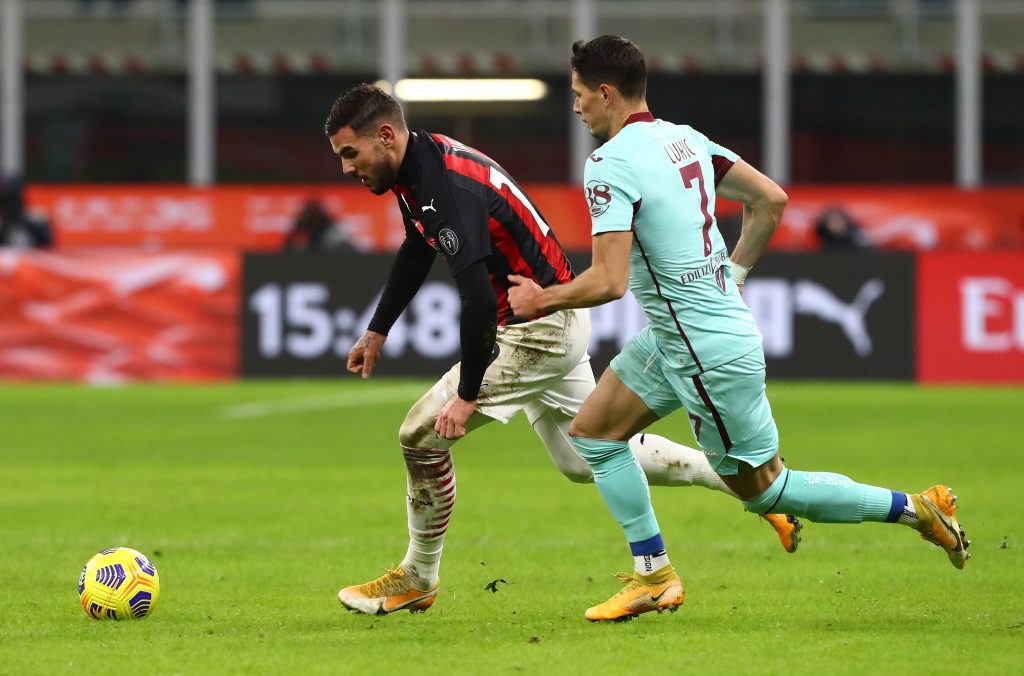 Theo del Milan sfugge al pressing di Lukic del Torino