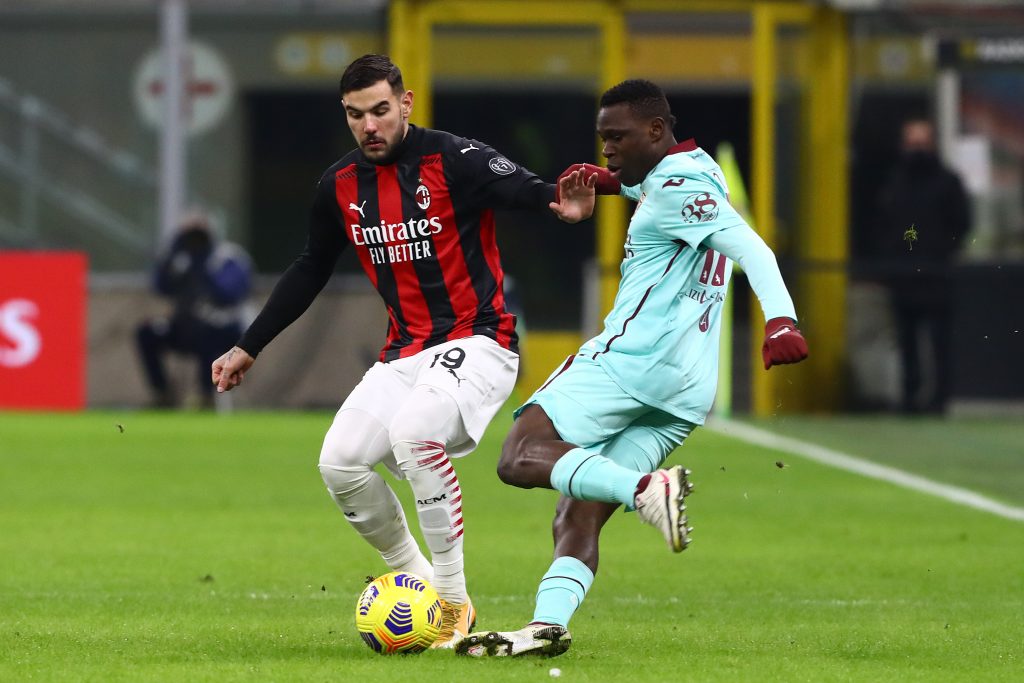 Un contrasto tra Theo Hernandez del Milan e Singo del Torino