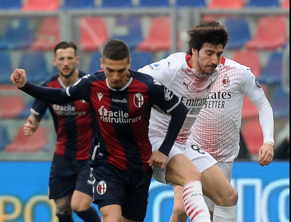 Tonali del Milan e Sansone del Bologna a contrasto