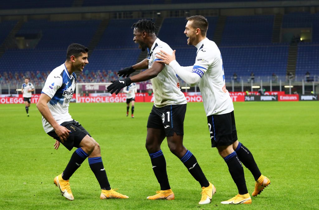 I calciatori dell'Atalanta festeggiano un goal a San Siro contro il Milan