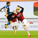 Nicolò Barella dell'Inter vola sulla palla contro Rebic del Milan