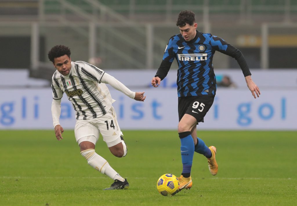 Alessandro Bastoni dell'Inter sorvegliato da Weston McKennie della Juventus