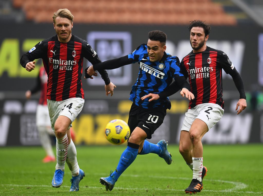 Davide Calabria e Simon Kjaer provano a fermare Lautaro Martinez durante il derby