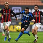 Davide Calabria e Simon Kjaer provano a fermare Lautaro Martinez durante il derby