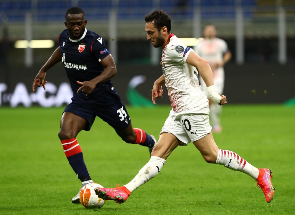 Calhanoglu contro la Stella Rossa