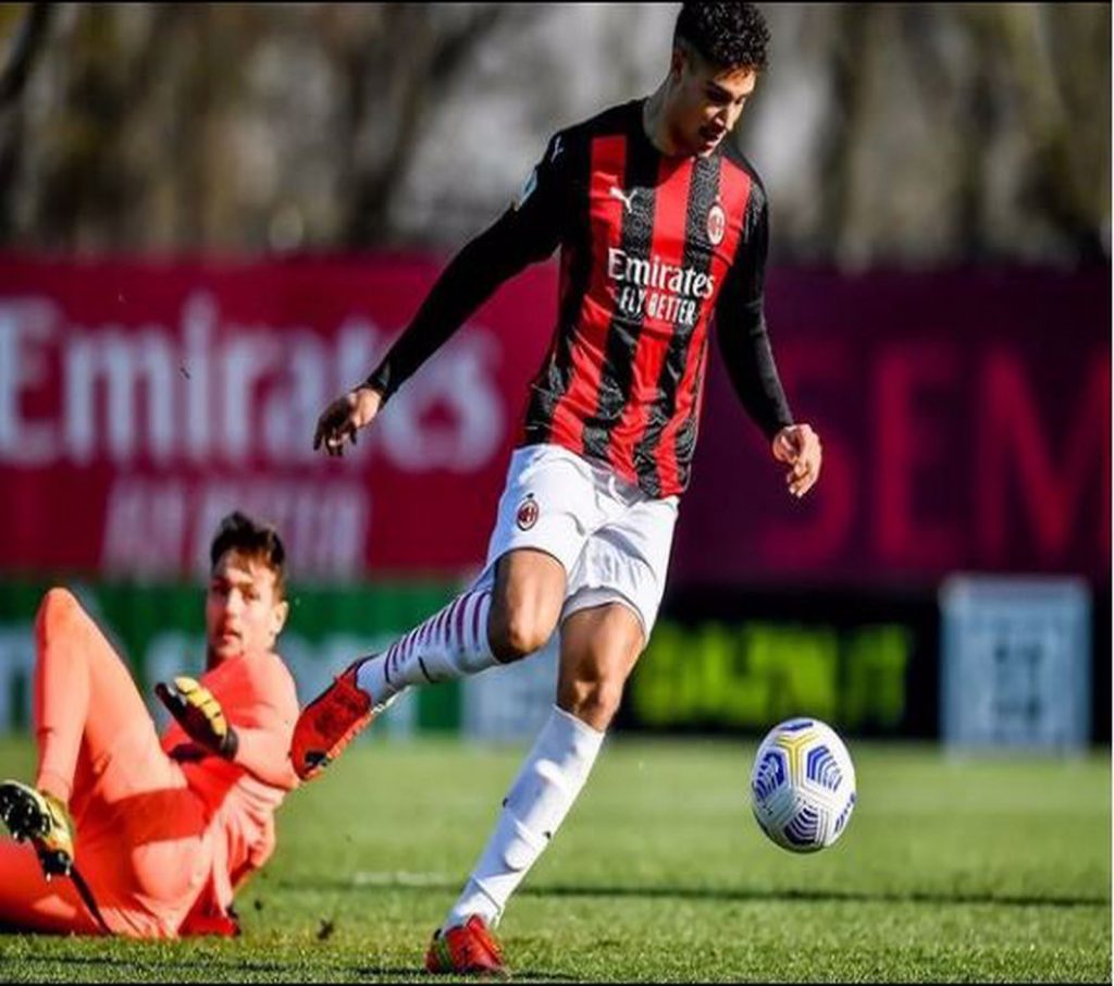 Capanni, in azione con la maglia rossonera (foto dal profilo Instagram di Luan Capanni)