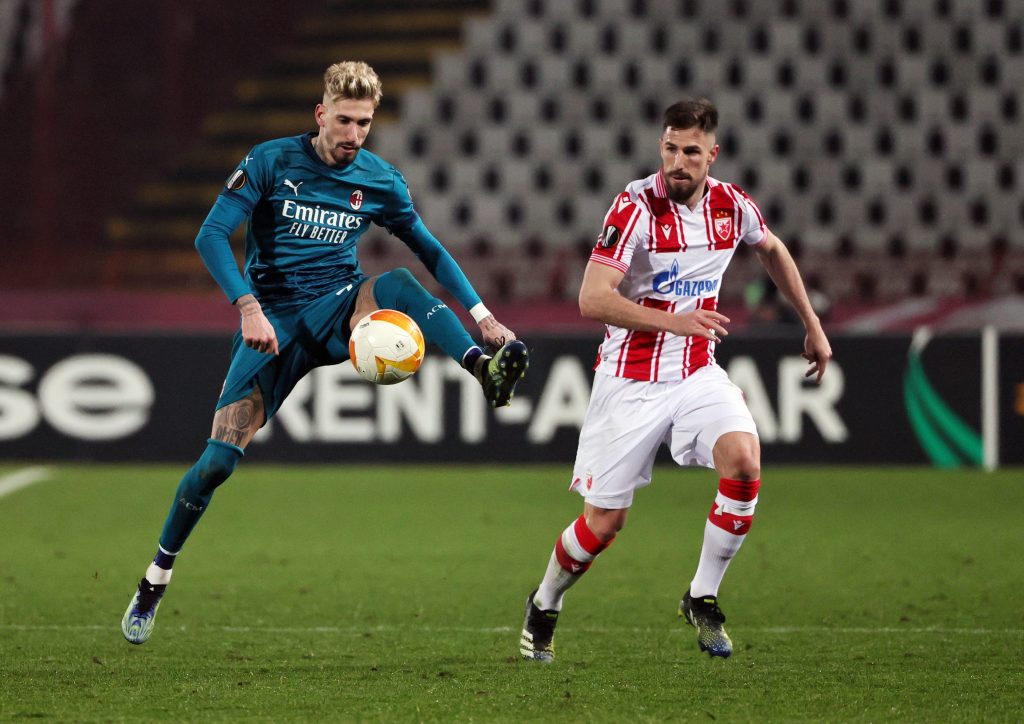 Samu Castillejo del Milan protegge il pallone da Degenek della Stella Rossa