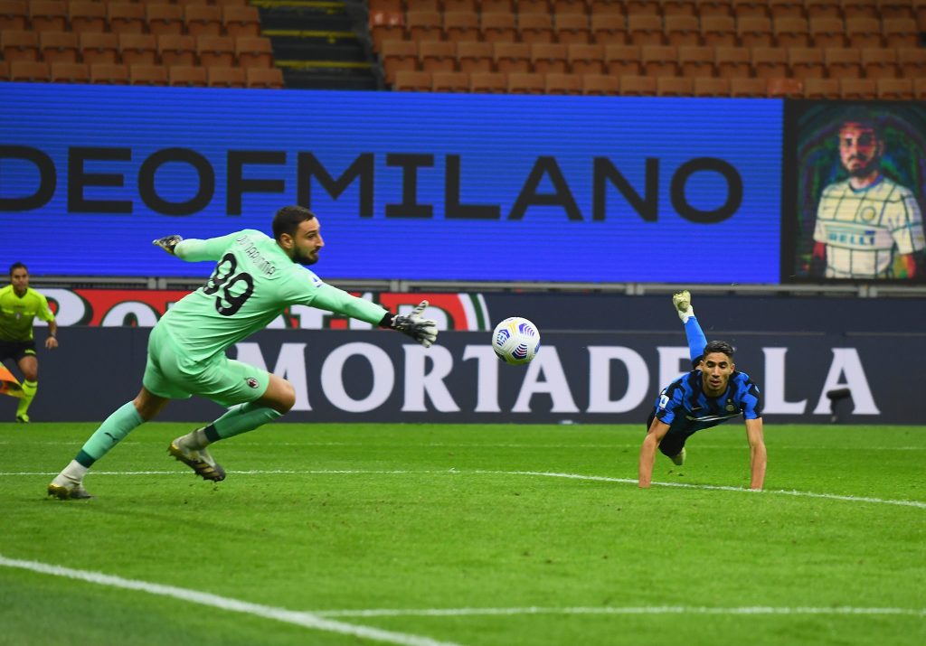 Gigio Donnarumma interviene sul colpo di testa di Hakimi nel derby d'andata