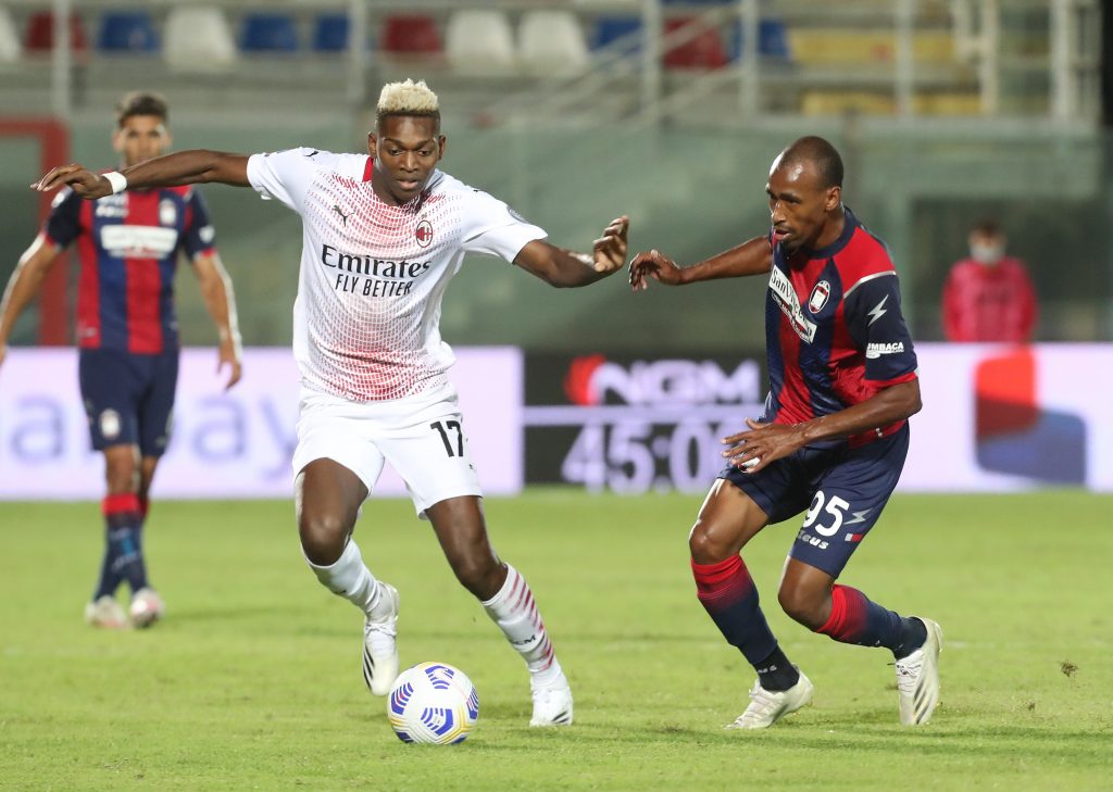 Eduardo Henrique pressa Rafael Leao in Crotone-Milan