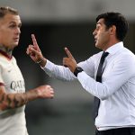 Paulo Fonseca, tecnico della Roma, dà indicazioni ai suoi giocatori