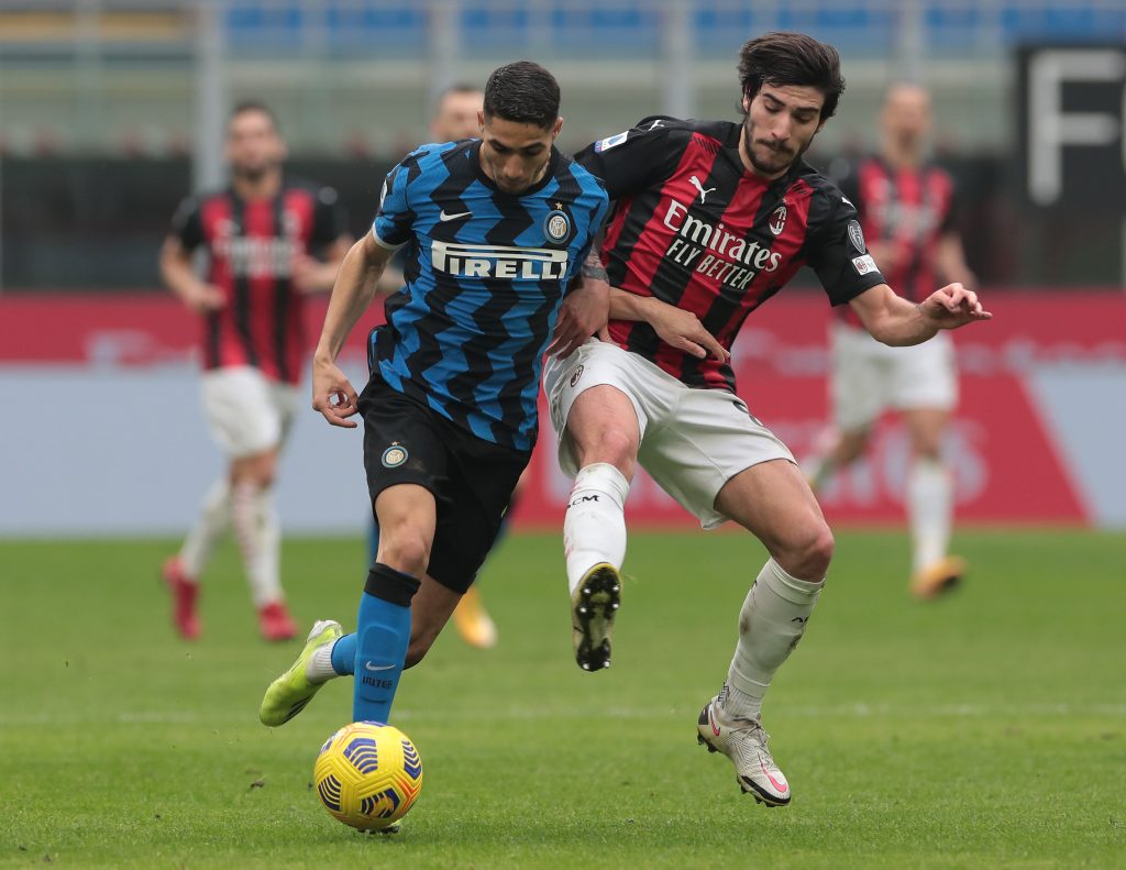Tonali del Milan a contrasto con Hakimi dell'Inter