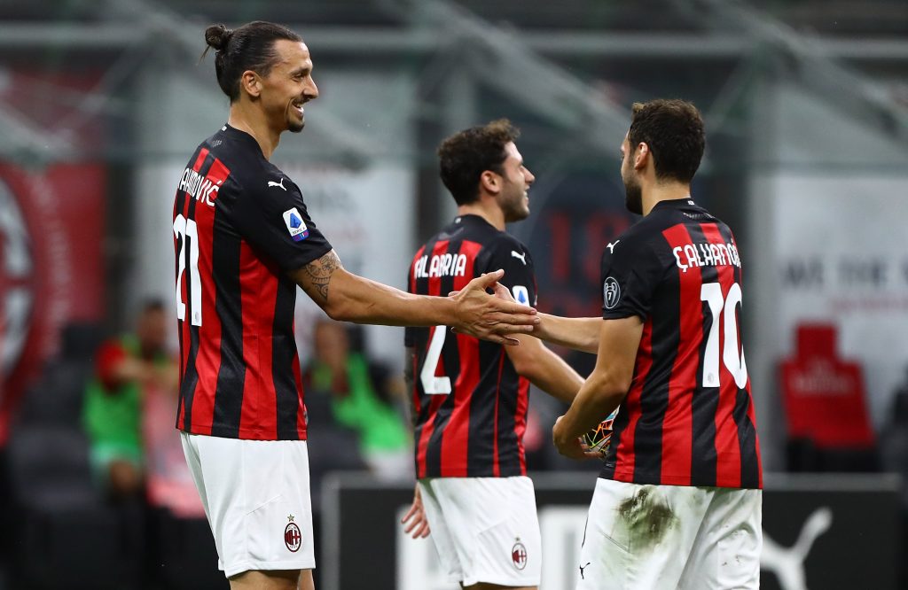 Stretta di mano tra Zlatan Ibrahimovic e Hakan Calhanoglu