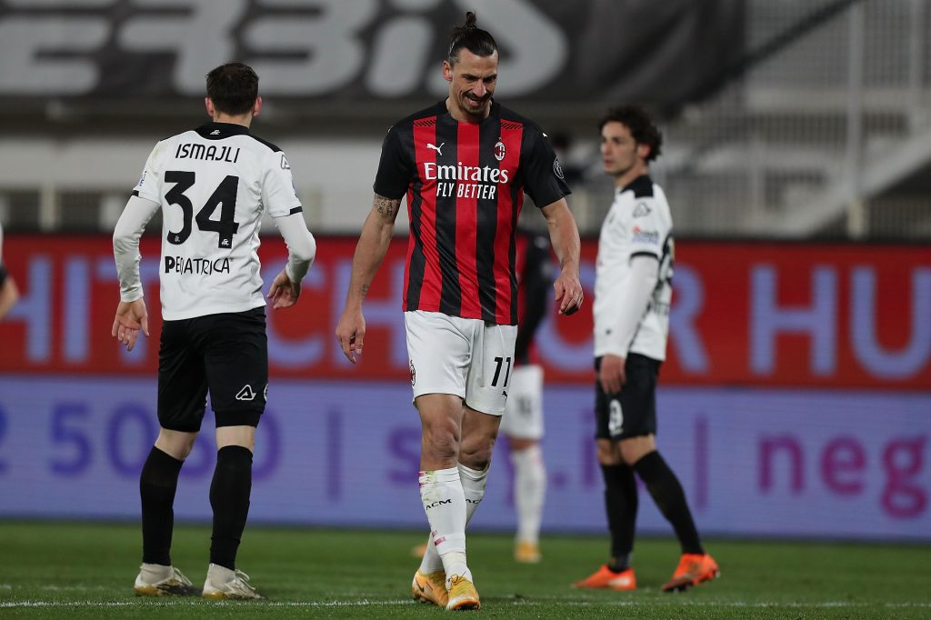 Uno sconsolato Ibrahimovic in campo in Spezia-Milan
