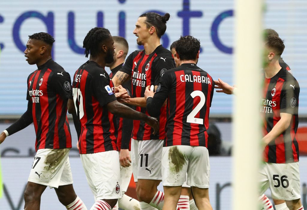 Ibrahimovic festeggiato dopo un goal dagli altri calciatori del Milan
