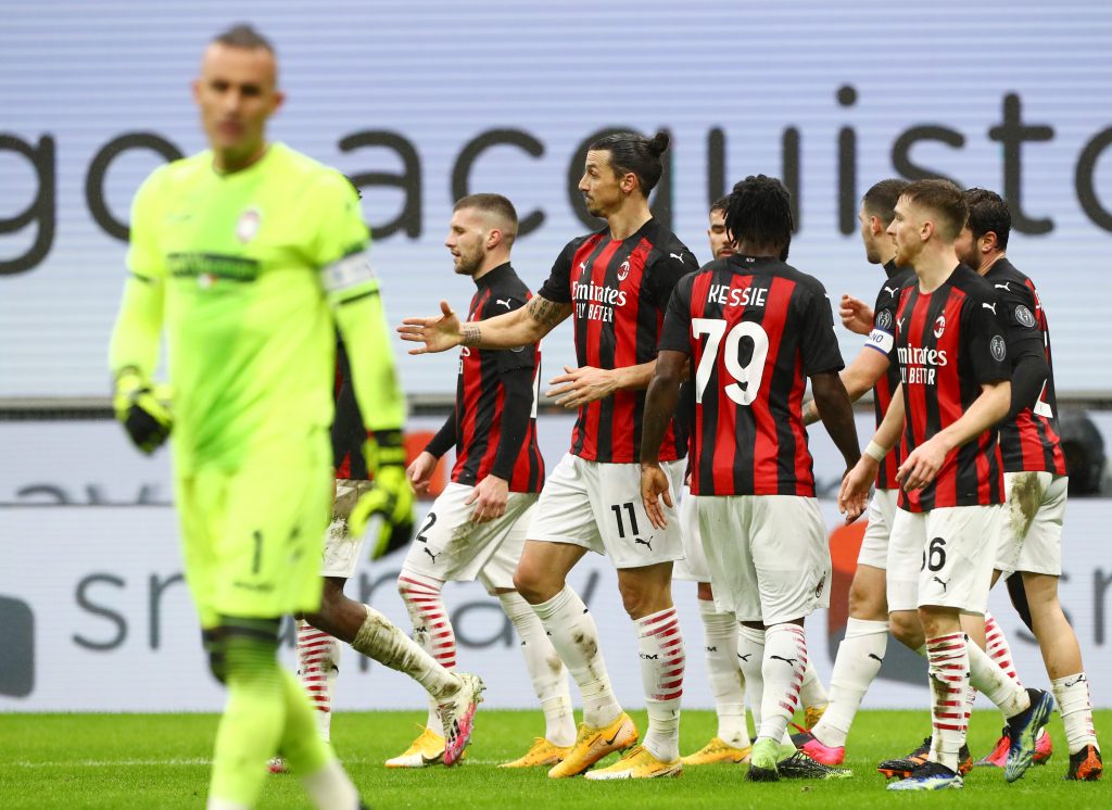 Il Milan festeggia Ibrahimovic dopo il goal numero 500 in carriera, a livello di club, segnato contro il Crotone a San Siro
