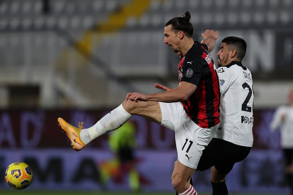 Ibrahimovic del Milan a contrasto con Erlic dello Spezia